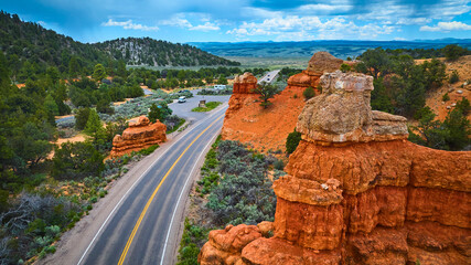 Naklejka premium Aerial Red Canyon Hoodoo Formations and Scenic Road in Utah Forest