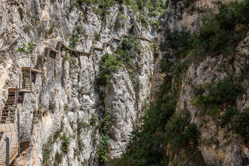 Pasarela de Relleu, scenic hiking trail winding through rocky cliffs, showcasing natural beauty and vibrant greenery, perfect for outdoor enthusiasts seeking adventure and tranquility in nature