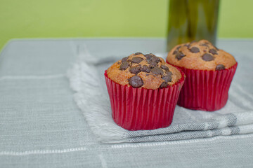 Imagen horizontal de un par de magdalenas de chocolate sobre una mesa
