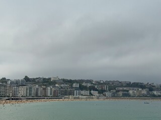Naklejka premium Panoramic view of La Concha beach with San Sebastian city skyline and buildings along the bay, summer seascape in Donostia, Basque Country, Spain