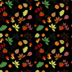 Pattern autunnale con foglie, zucche e funghi su sfondo nero © sommaria