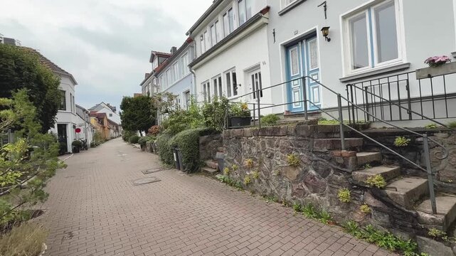 St. Jürgen Stra&szlig;e mit alten Kapit&auml;nsh&auml;usern in Flensburg 