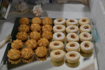 Allestimento per offrire bevande e stuzzichini agli invitati ad un evento con piatti salati e dolci, stuzzichini, bibite, frutta, salatini di ogni genere, made in italy