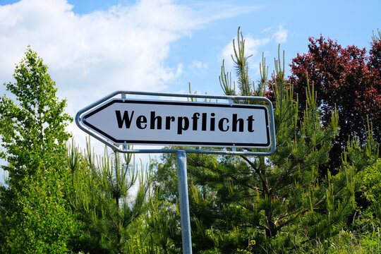 Schild mit der Aufschrift Wehrpflicht - wird die Wehrpflicht in Deutschland wieder eingef&uuml;hrt