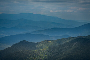 Obraz premium Scenic view of Appalachian mountains with atmospheric blue haze and rolling forested hills