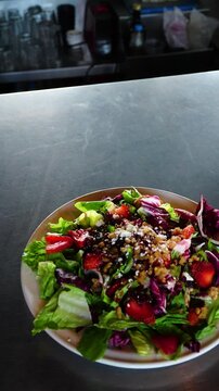 Ensalada fresca con fresas, lechuga y vegetales mixtos