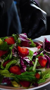 Ensalada fresca con fresas, lechuga y vegetales mixtos