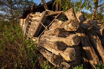 Collapsing log cabin