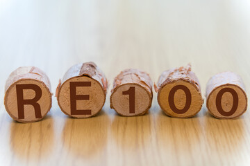 丸太に書かれた　RE100　の文字
