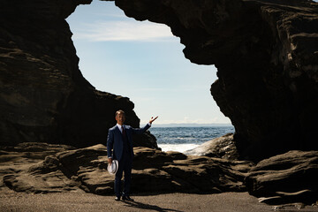 Fototapeta premium 海でスーツを着たダンディーな中高年男性のポートレート