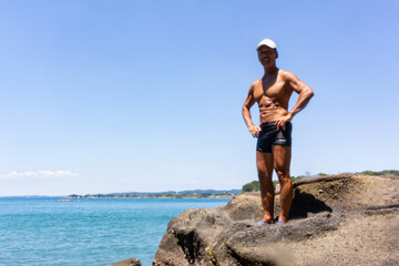 海辺で鍛え上げた肉体を持つシニア男性のポートレート　健康・フィットネス・ライフスタイル