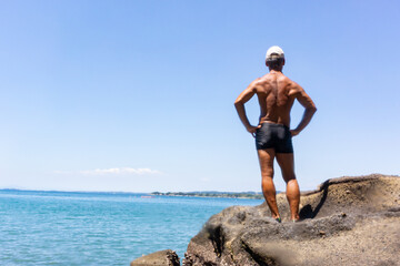 海辺で鍛え上げた肉体を持つシニア男性のポートレート　健康・フィットネス・ライフスタイル