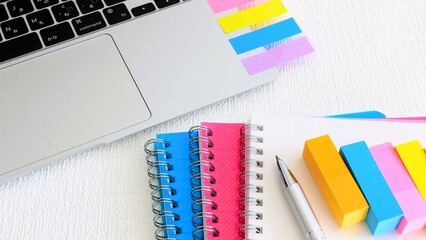 リングノートと付箋　ビジネスアイテム　事務用品　16:9