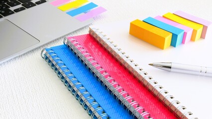 リングノートと付箋　ビジネスアイテム　事務用品　16:9