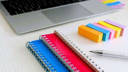 リングノートと付箋　ビジネスアイテム　事務用品　16:9