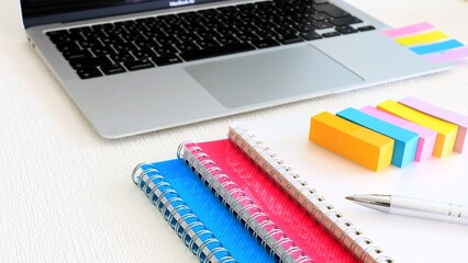 リングノートと付箋　ビジネスアイテム　事務用品　16:9