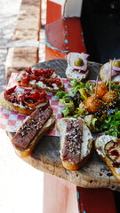 Tabla de tapas y bocadillos variados con ensalada