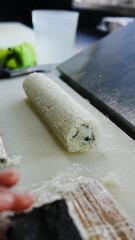 Preparación de sushi con alga nori, arroz y vegetales