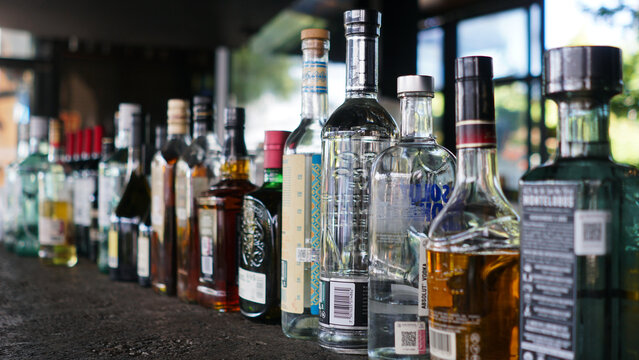 Botellas de licor alineadas en barra de bar
