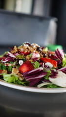 Ensalada fresca con fresas, nueces