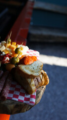 Tabla de tapas y bocadillos variados con ensalada