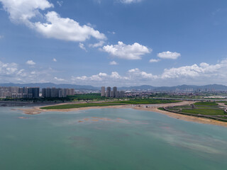 Urban Lakeside Scenery: A Harmonious Coexistence of Modern Architecture and Natural Landscapes