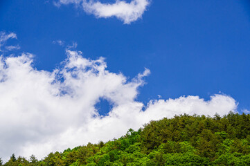 新緑の里山と青空　木祖村 © kikisora
