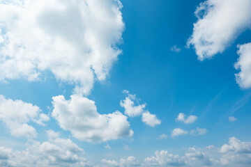 ふわふわした薄い雲と夏のようなさわやかな青空　風に流れる雲と美しい天気