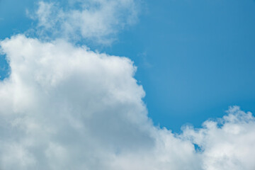 ふわふわした薄い雲と夏のようなさわやかな青空　風に流れる雲と美しい天気