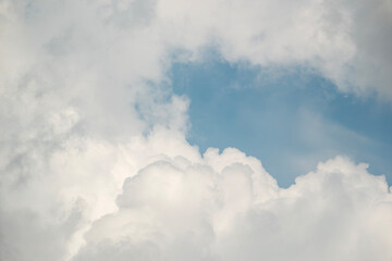 ふわふわした薄い雲と夏のようなさわやかな青空　風に流れる雲と美しい天気