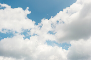 ふわふわした薄い雲と夏のようなさわやかな青空　風に流れる雲と美しい天気