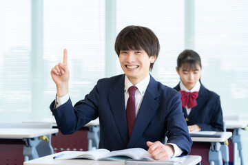 学校で勉強をする高校生