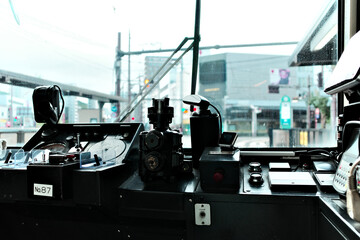 長崎の路面電車の無人の運転席と車内