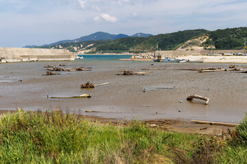 地震と津波により海底が隆起した港