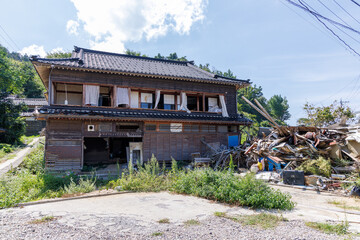 地震と津波により破壊された家と瓦礫