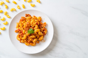 macaroni with tomatoes sauce and mince pork