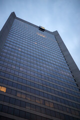 Obraz premium blue building in Vancouver city seen from below looking up
