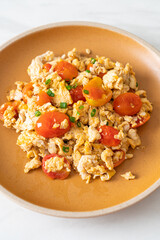 stir-fried tomatoes with egg on plate