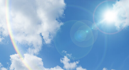 夏の晴天、青空に流れる積乱雲ふわふわの入道雲と輝く太陽のレンズフレア 夏・夏休み・行楽・バカンス・アウトドア・キャンプ・天気・台風一過・紫外線・日焼け