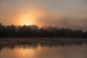 Piękny mglisty poranek nad wodą, w Kaniowie na śląsku, żwirownia.  © Elżbieta Kaps