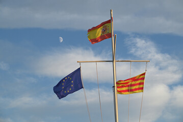 Spanische und Europeische Fahnen im Hafen vom Coma-ruga, Spanien