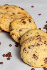 Galletas caseras con chispas de chocolate sobre fondo blanco, estilo artesanal y delicioso ideal para repostería y fotografía gastronómica.