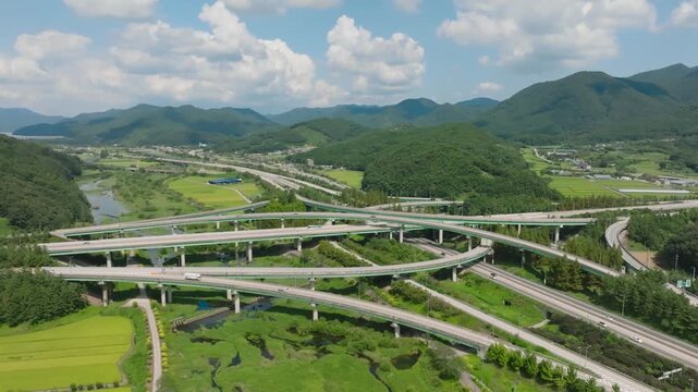 Aerial view of highway junction with traffic on the road. 고속도로 교차로.