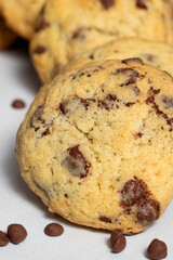 Primer plano de galleta casera con chispas de chocolate sobre fondo blanco, estilo artesanal y tentador ideal para repostería y publicidad gastronómica.