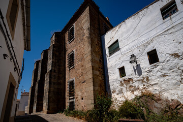 Vista panor&aacute;mica del casco hist&oacute;rico de la ciudad espa&ntilde;ola de C&aacute;ceres con vistas a los tejados de tejas marrones de edificios antiguos alrededor de la plaza principal en el soleado d&iacute;a de verano