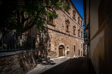 Vista panorámica del casco histórico de la ciudad española de Cáceres con vistas a los tejados de tejas marrones de edificios antiguos alrededor de la plaza principal en el soleado día de verano