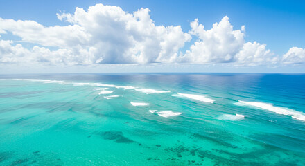 Obraz premium Experience the stunning turquoise ocean meeting the blue horizon under a bright and sunny sky