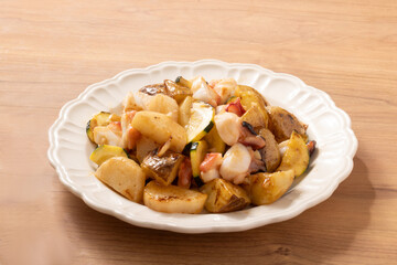 たこ・じゃがいも・ズッキーニのガーリックバター醤油炒め