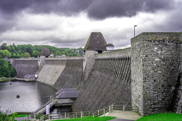 Unter einem dramatischen Wolkenhimmel steht dieses monumentale Bauwerk als Zeuge menschlicher Ingenieurskunst. Die massiven Steinmauern erz&auml;hlen von der Kraft der Natur und wie sie geb&auml;ndigt wurde. Ei