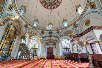Obraz premium Interior of Aziziye Mosque, Konya, Turkey. Ornate dome, chandeliers, mihrab, and minbar highlight rich Islamic architecture and design